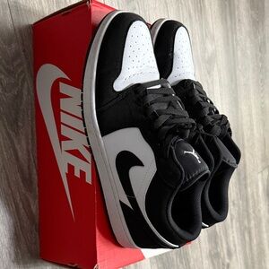 Nike Men's Black and White Low-Top Sneakers worn only once